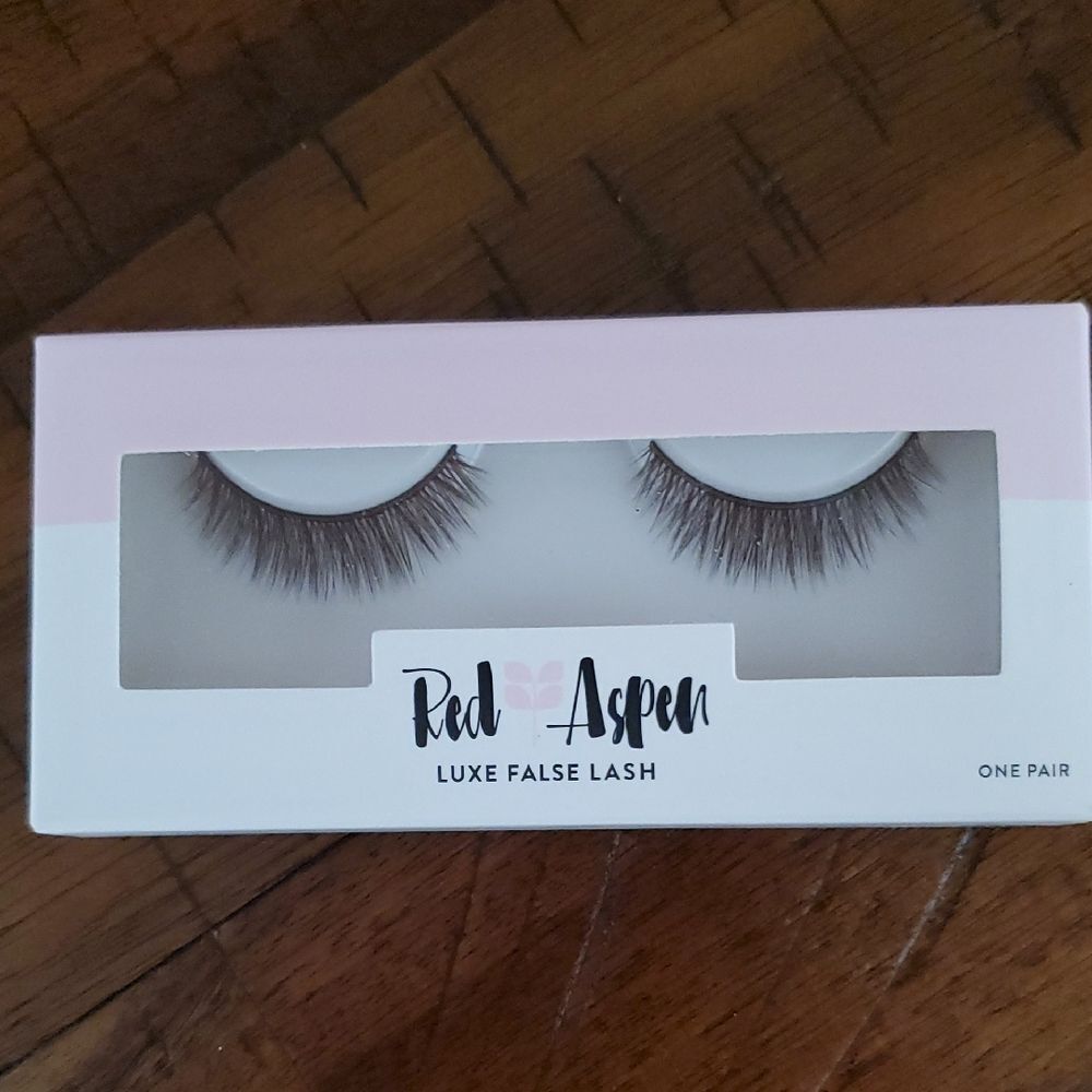 NIB Red Aspen Luxe False Lashes - Brown Bella